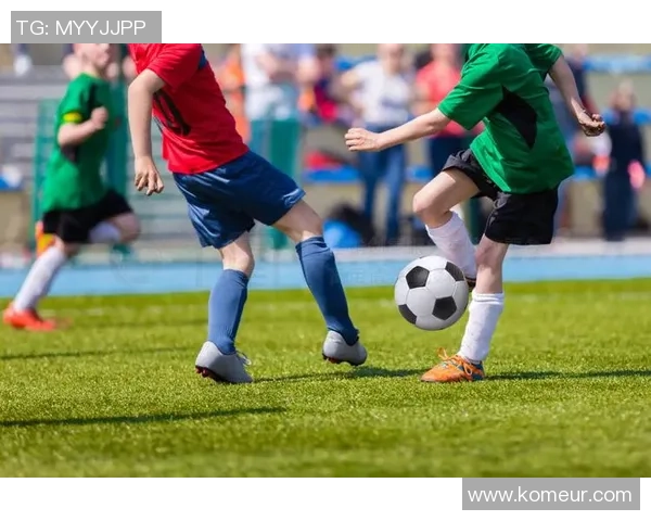 阿克青年与格拉夫的激烈对决展现足球魅力与团队精神